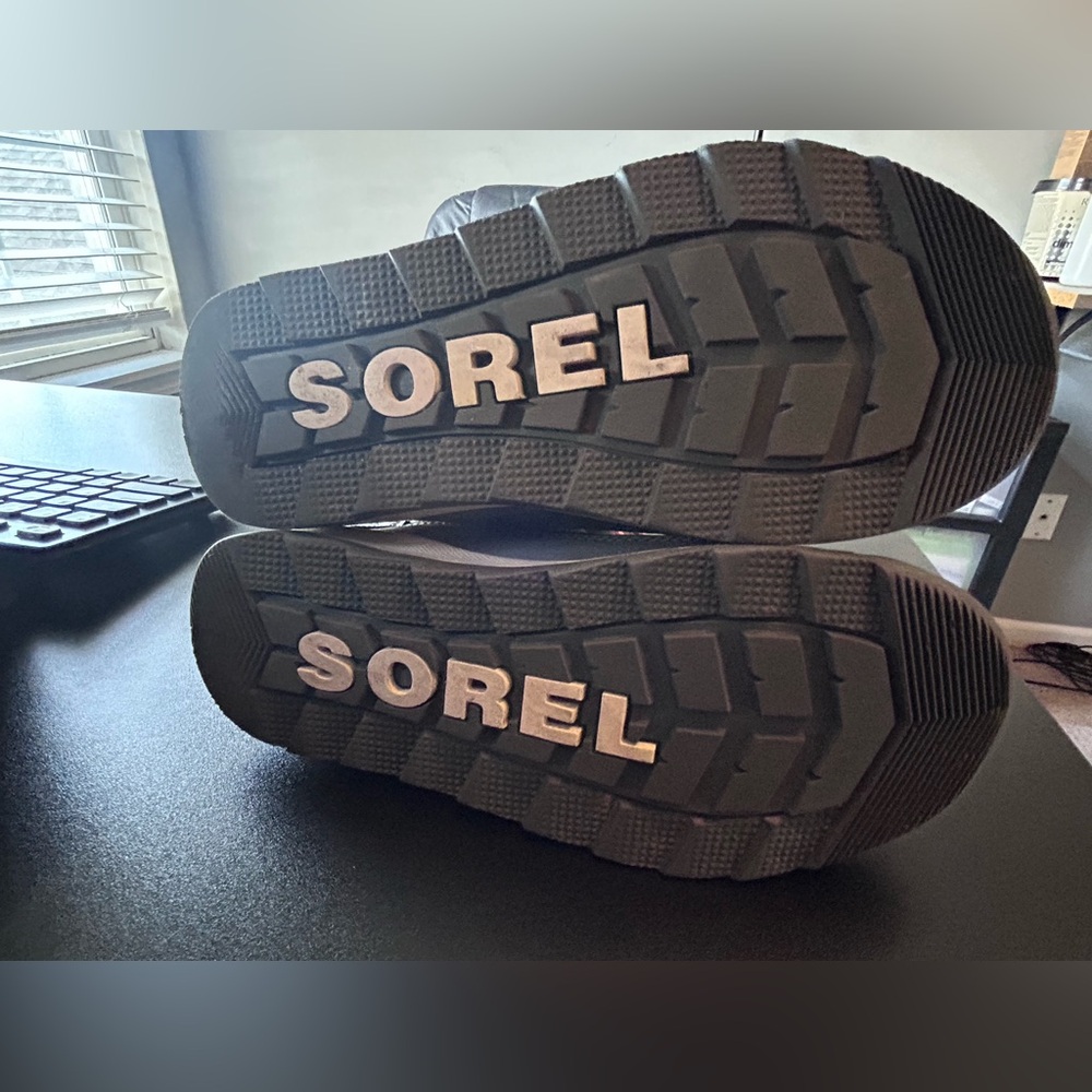 Sorel Kids‎ Boots in Gray with Pink Laces - Picture 7 of 7